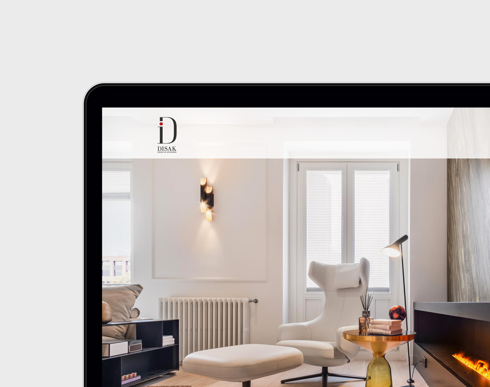 presentación diseño página web de servicios de decoración interior lujo Disak Studio en laptop